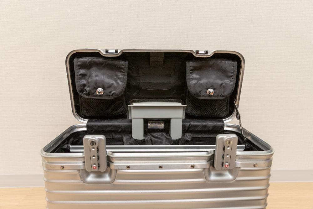 リモワ　パイロット　トロリー2輪 29L機内持込できます カナダ製