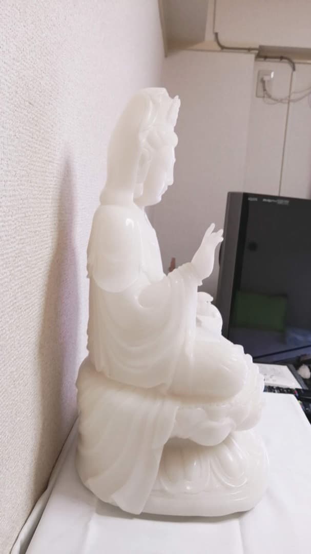 白翡翠観音像