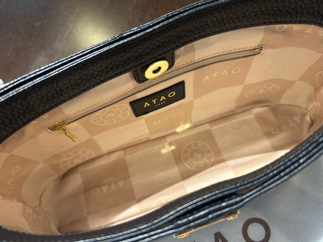 ちーさん✨ほぼ新品！超美品✨ATAO ブラックレザー ショルダーバッグ