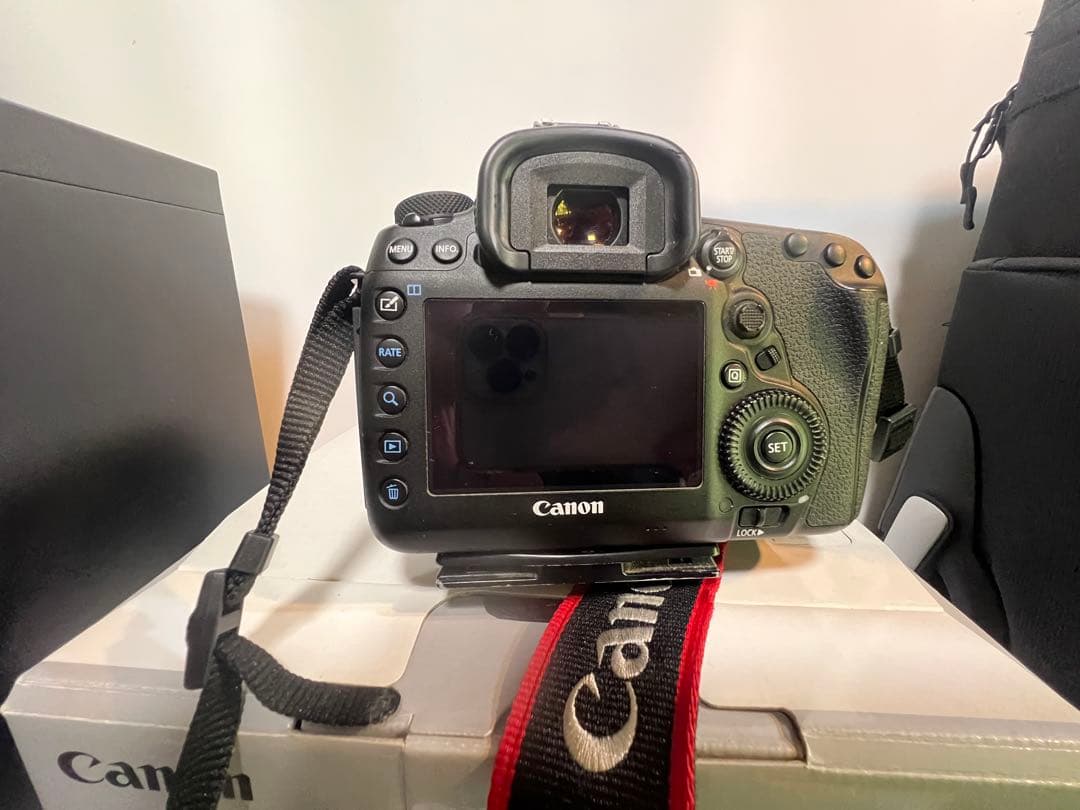 Canom 5DＭarkⅣ レンズ付属品あり充電器、脚立と充電池1つ付き