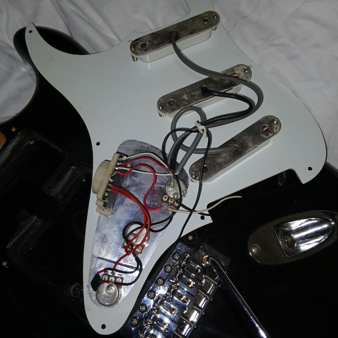 FERNANDES LE-1Z ブラス製トレモロブロック搭載