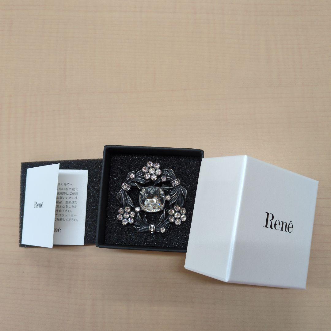 René 花モチーフ ブローチ クリスタル付き