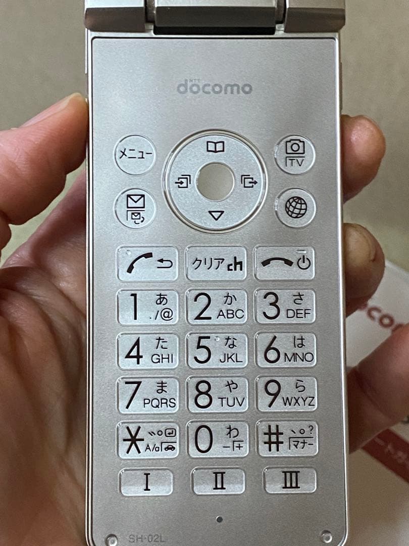 b*8様 ドコモAQUOS SH-02L シルバー本体　ガラホ　箱卓上ホルダ付