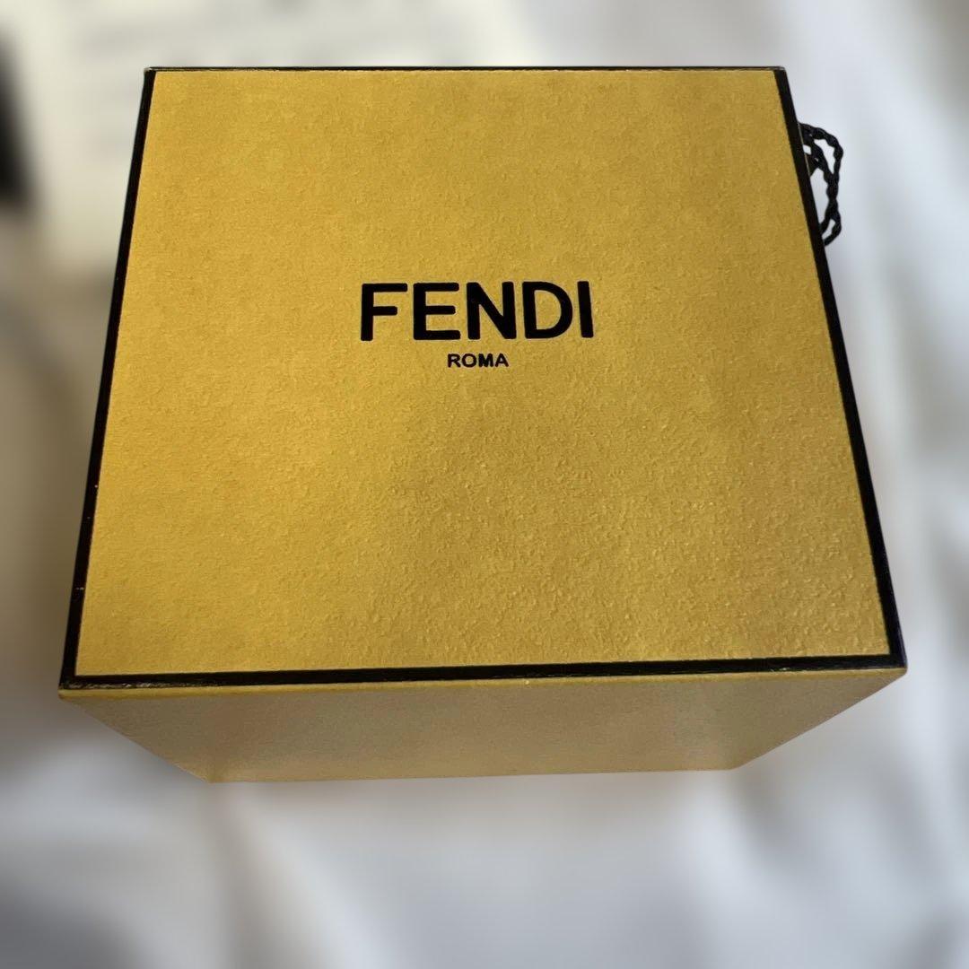 FENDI Fロゴピアス　ゴールド　箱付き