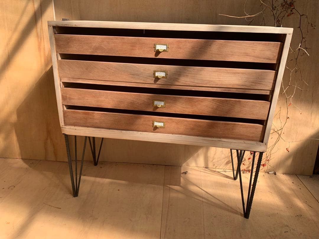 古家具アイアンレッグ4段トレーチェストネームプレート引手　収納陳列棚アンティーク