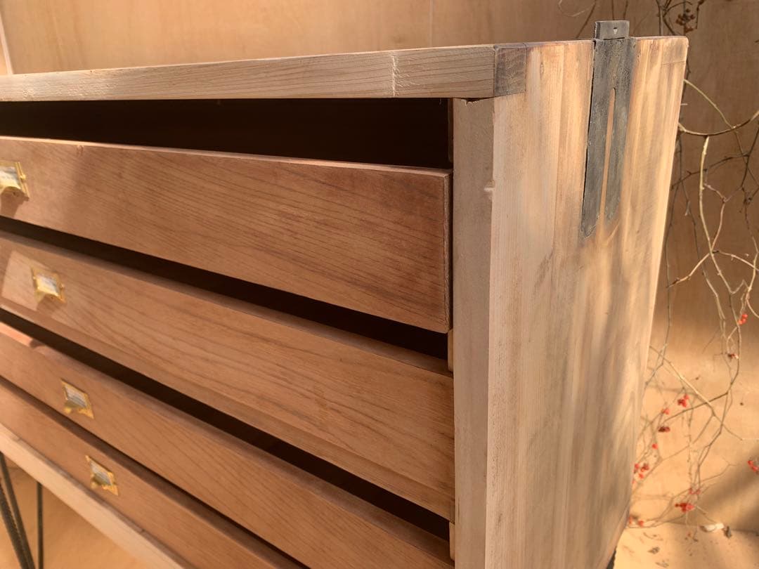 古家具アイアンレッグ4段トレーチェストネームプレート引手　収納陳列棚アンティーク