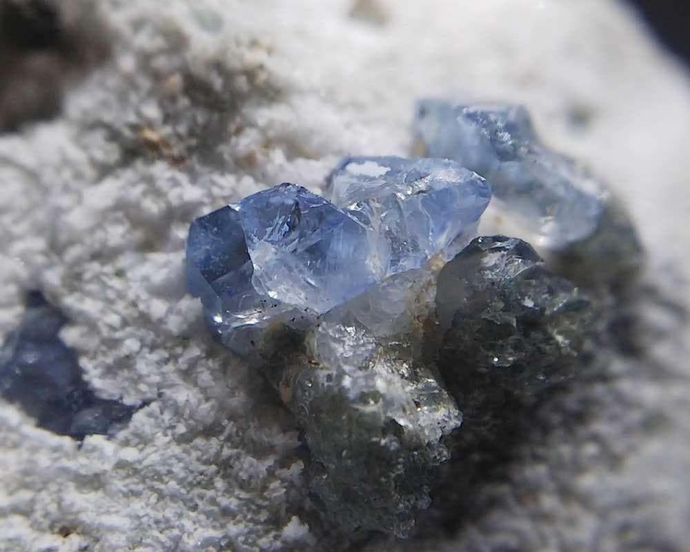 502 ベニトアイト クラスター ジョアキナイト 結晶 原石 母岩付き