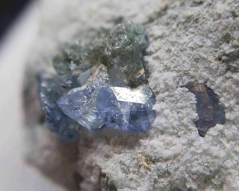 502 ベニトアイト クラスター ジョアキナイト 結晶 原石 母岩付き