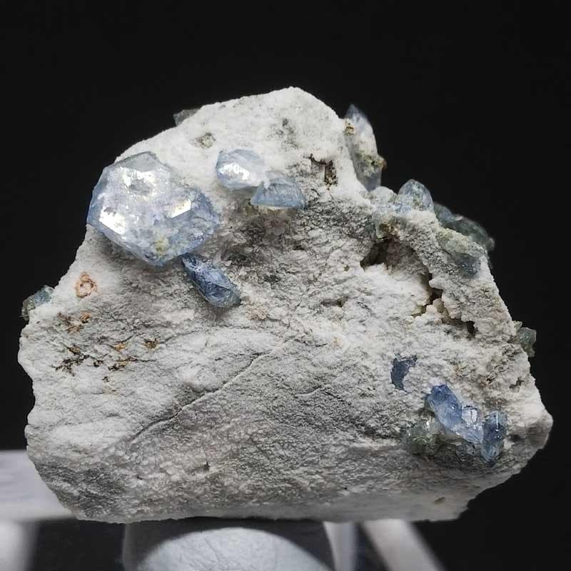 502 ベニトアイト クラスター ジョアキナイト 結晶 原石 母岩付き