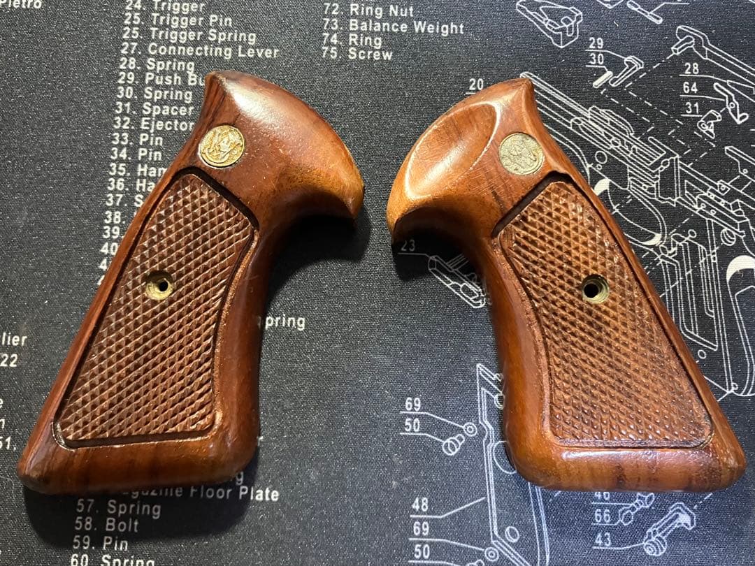 木製トイガングリップ 金属エンブレム付き