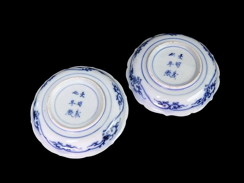 大聖寺伊万里　金襴手　菊花四方襷紋に牡丹の図　４寸皿２枚　E359 AS-CWo