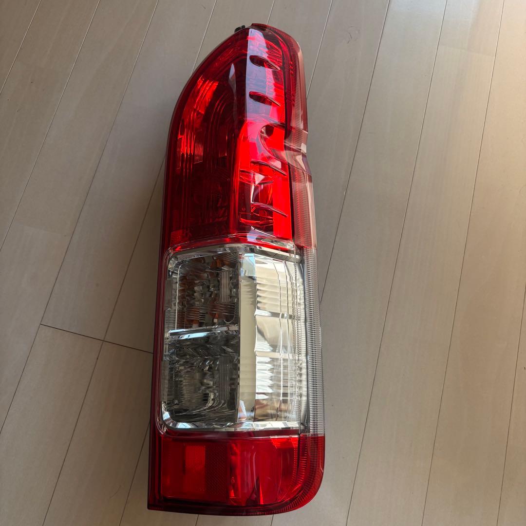 ハイエース純正テールランプ 左右セット 未使用