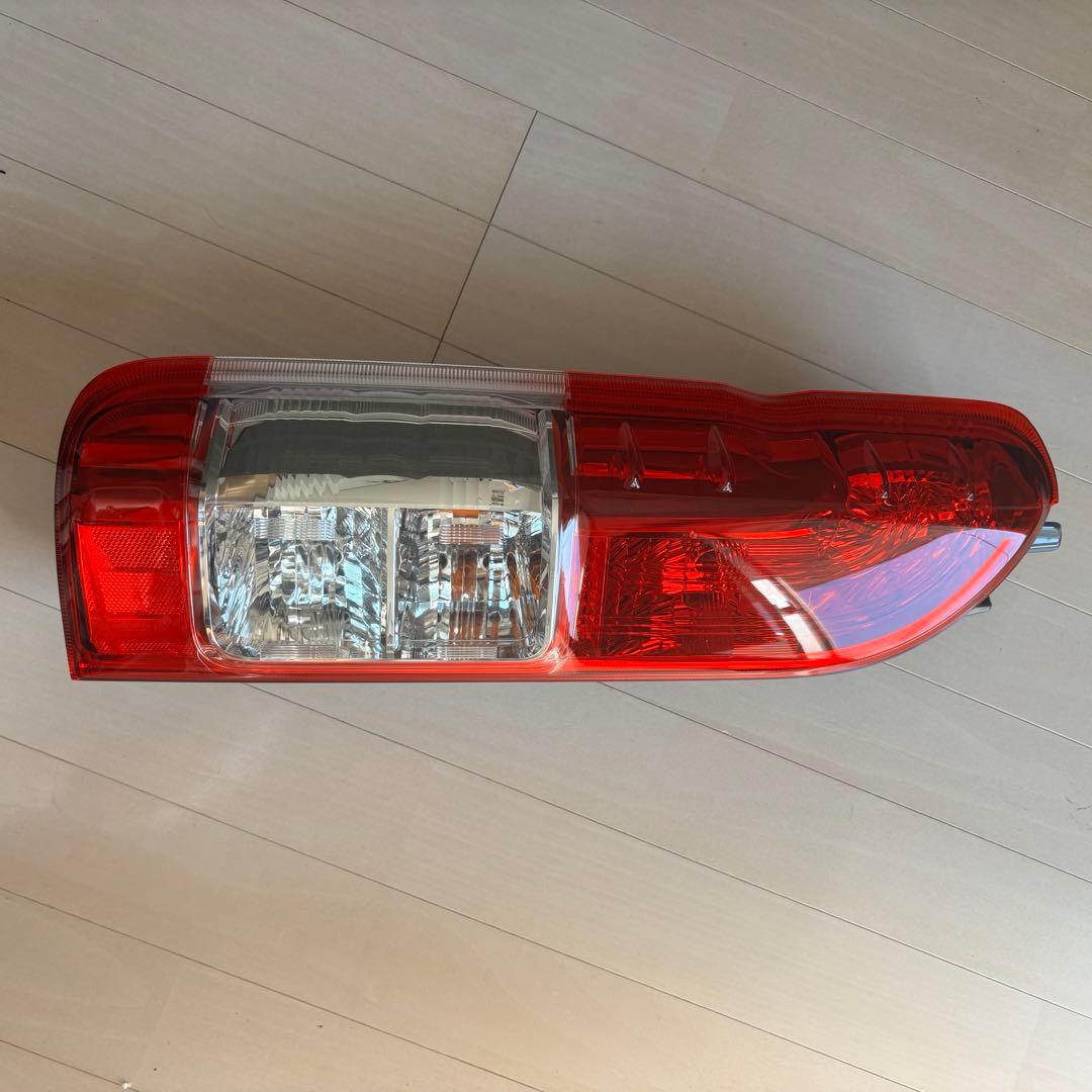 ハイエース純正テールランプ 左右セット 未使用