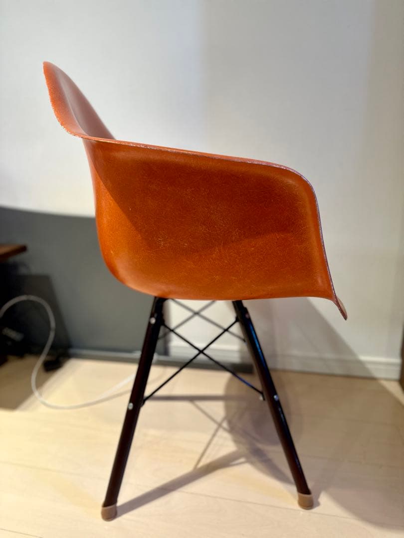 ビンテージ　イームズ　ハーマンミラー　オレンジ アームチェア 木製脚 小傷あり
