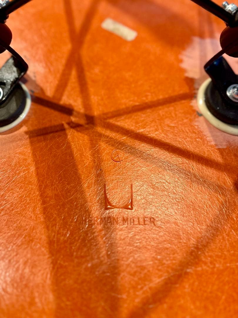 ビンテージ　イームズ　ハーマンミラー　オレンジ アームチェア 木製脚 小傷あり