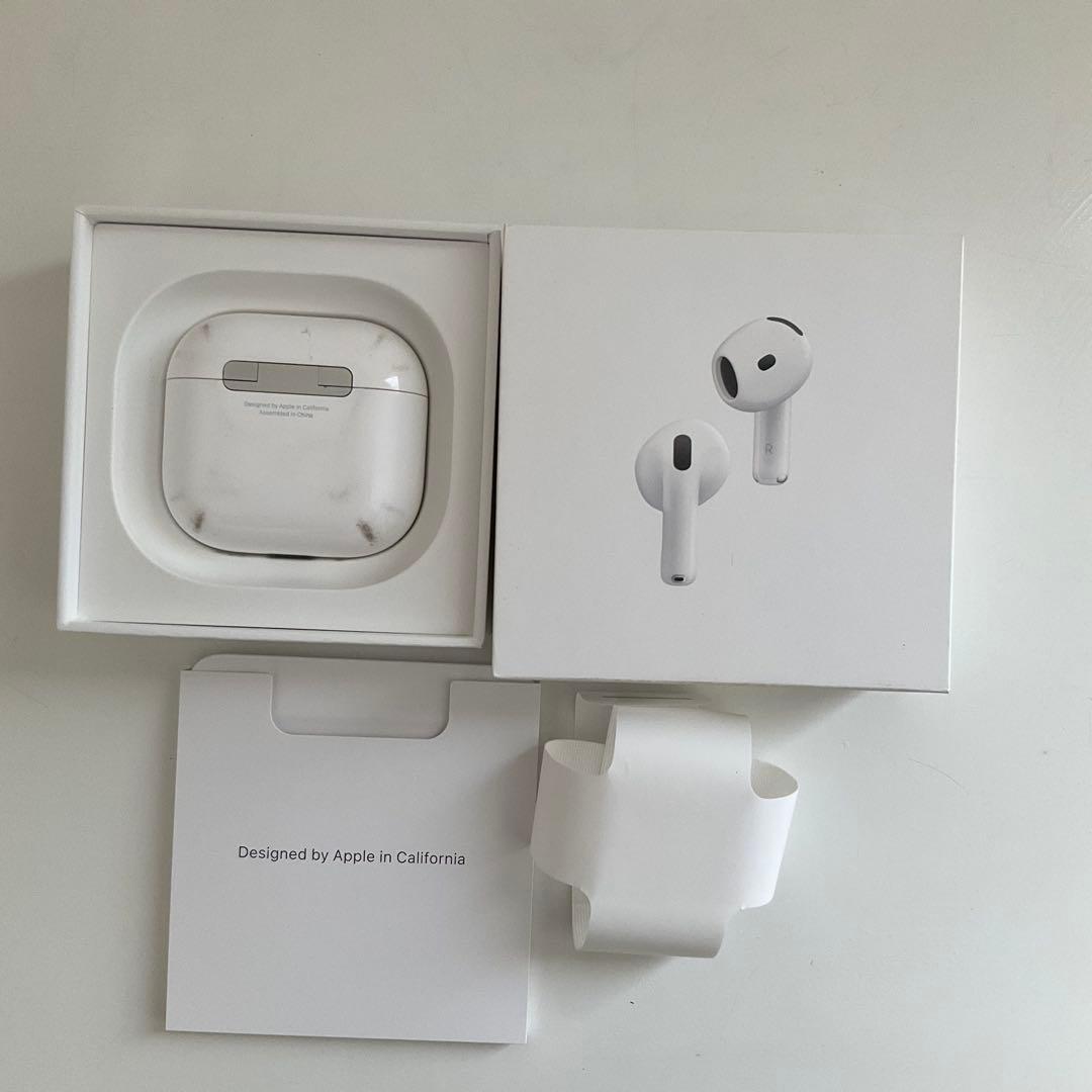 AirPods4ノイズキャンセル搭載　本体と左耳