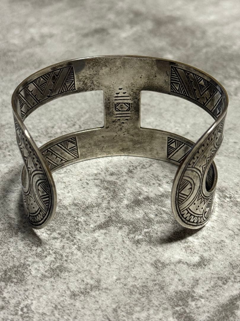 トゥアレグ族 刻印入り 両面彫りHシルバーバングル