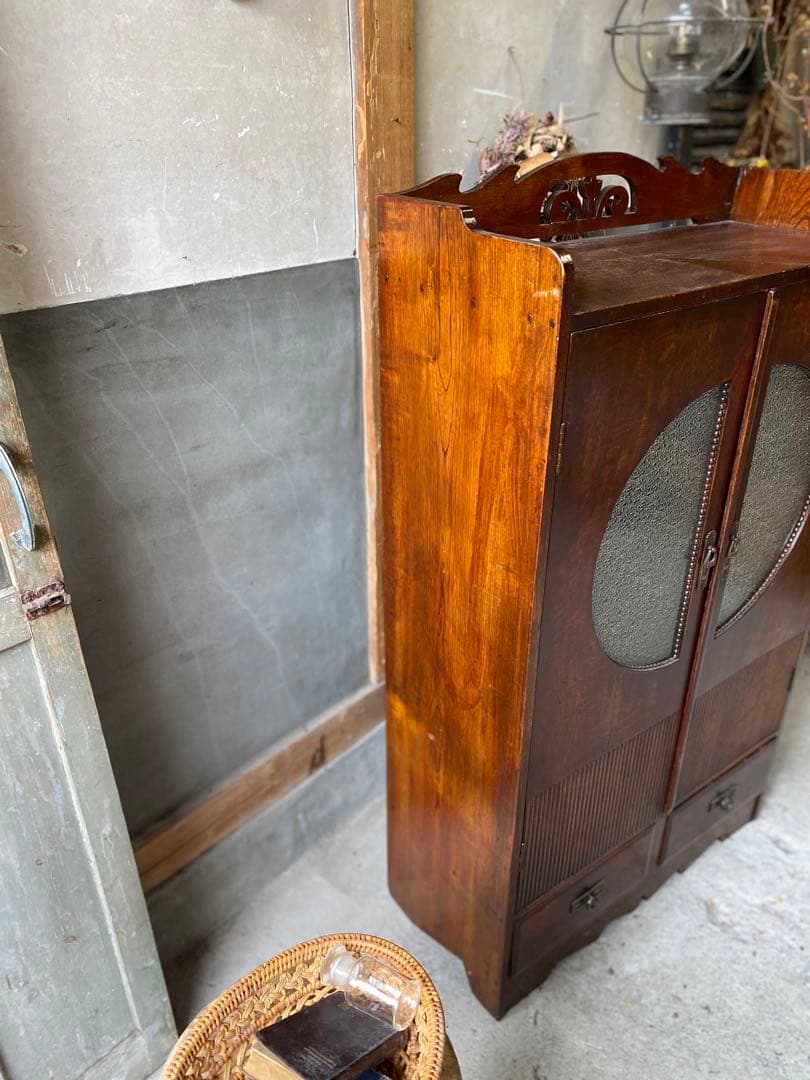 ビンテージ  ラウンドガラスのキャビネット ※ 送料込みに変更します