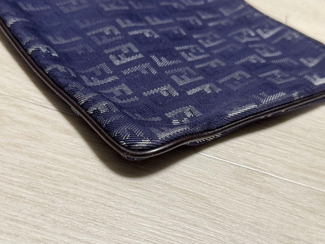 フェンディ　ショルダーバッグ ズッキーノ ズッカ柄　光沢　デニム風　青