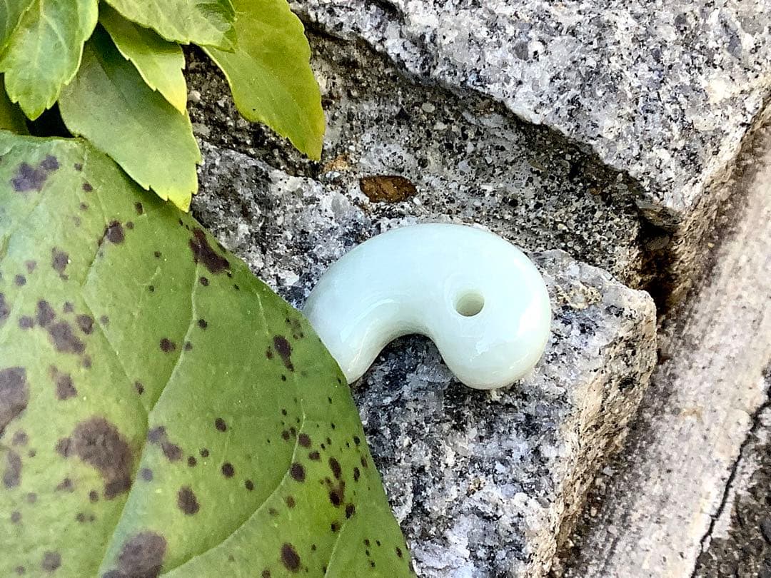 ✳癒やされる守護石の御守りです　糸魚川翡翠ジェダイト勾玉　外部鑑定の機械鑑別書付