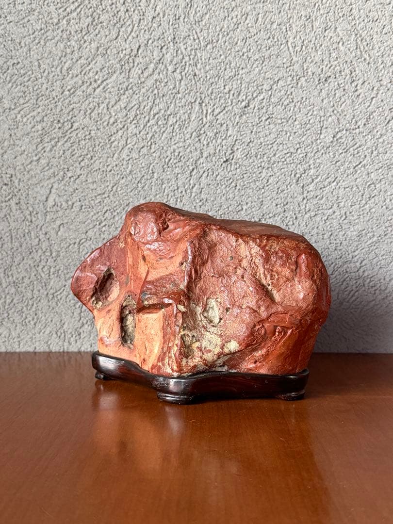 赤玉石　横幅約22㎝×奥行約11㎝×高さ約14㎝　総重量(台座付)約4600g