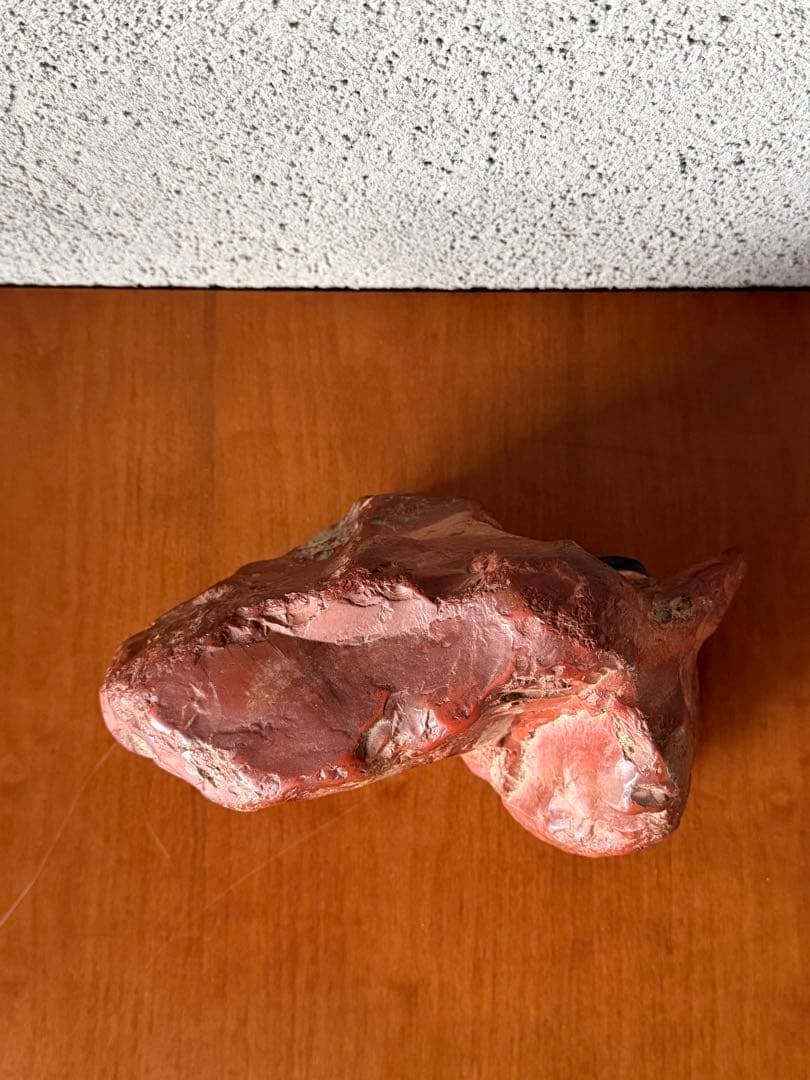 赤玉石　横幅約22㎝×奥行約11㎝×高さ約14㎝　総重量(台座付)約4600g