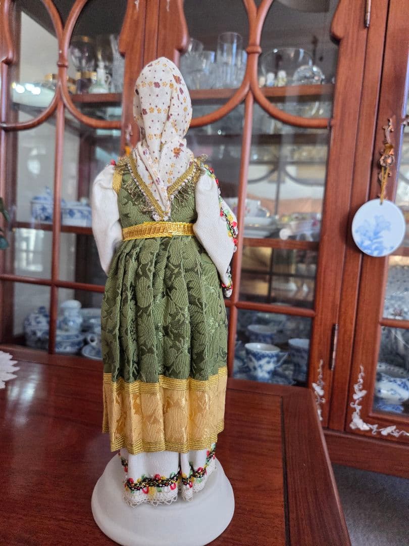 ギリシャ民族衣装の陶器製人形