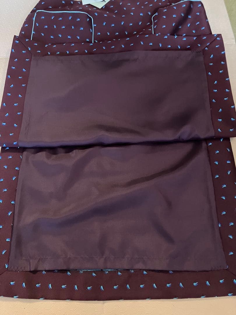 新品タグ付き　ワイン色にツバメ柄　スリットタイトスカート