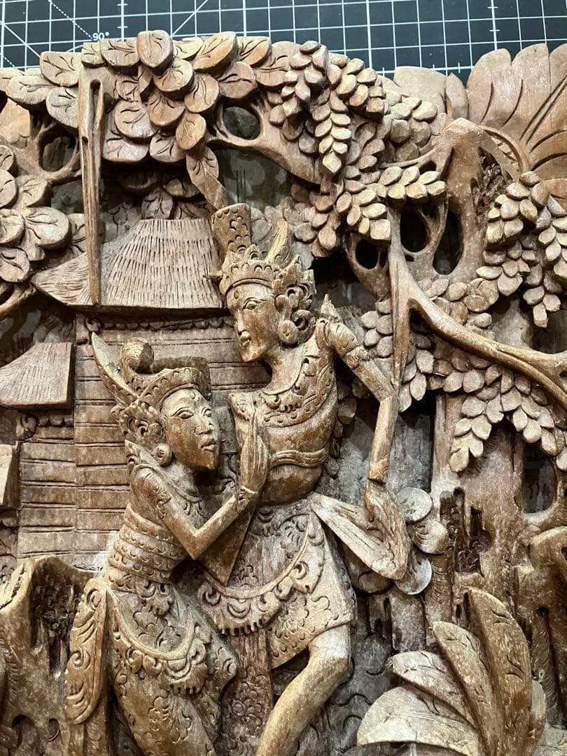 バリ風木製彫刻レリーフ　約横33cm x 縦34cm