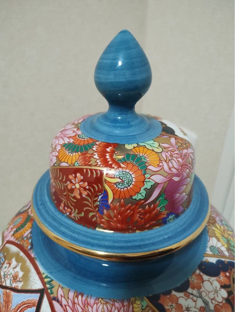 【伝統美】有田焼 勝右衛門窯の希少壺―匠の技が織りなす逸品