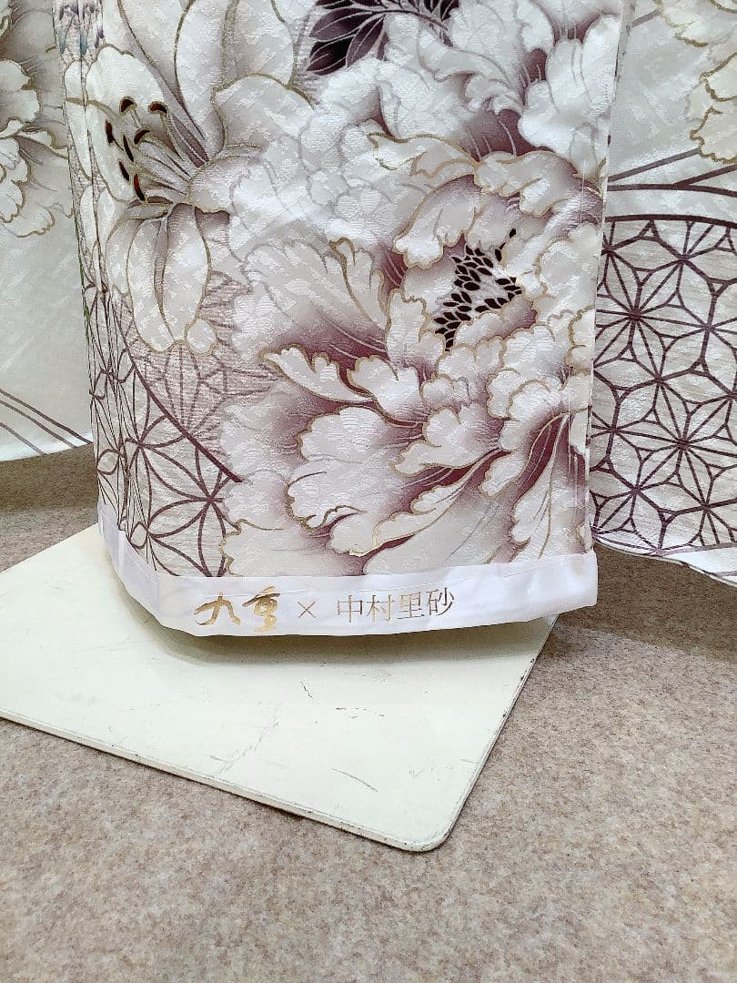 中村里砂　振袖のみ　白