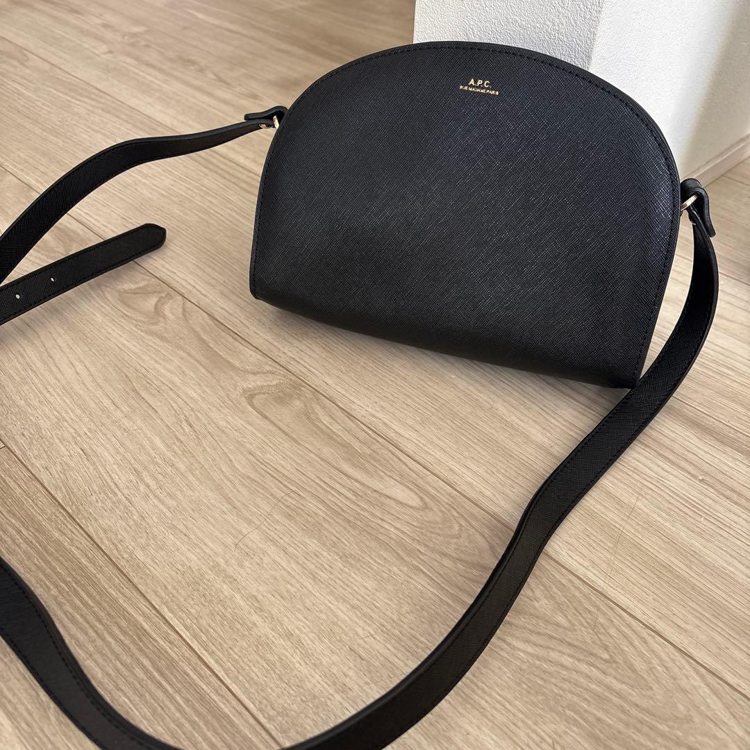 A.P.C. ハーフムーンバッグ　ブラック