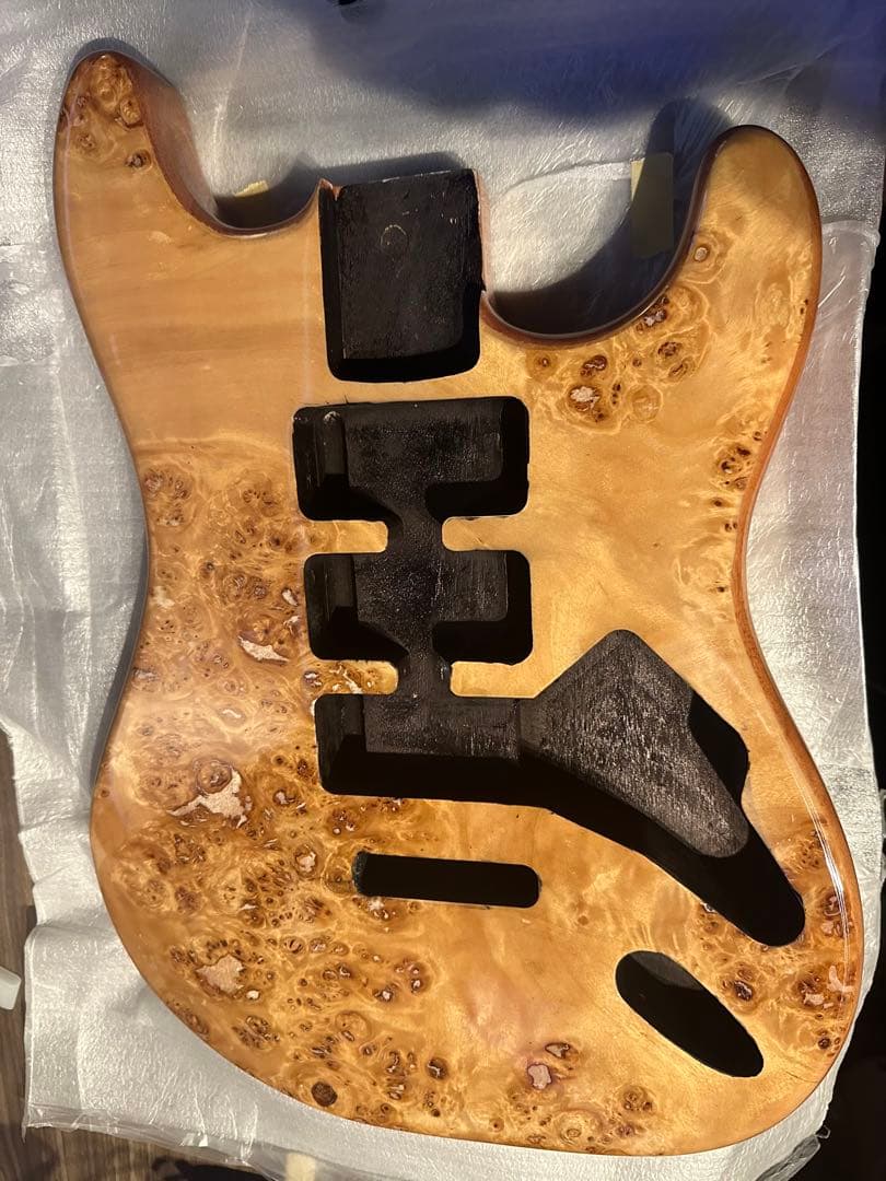 ストラトキャスター　タイプ　バール　マホガニーボディ