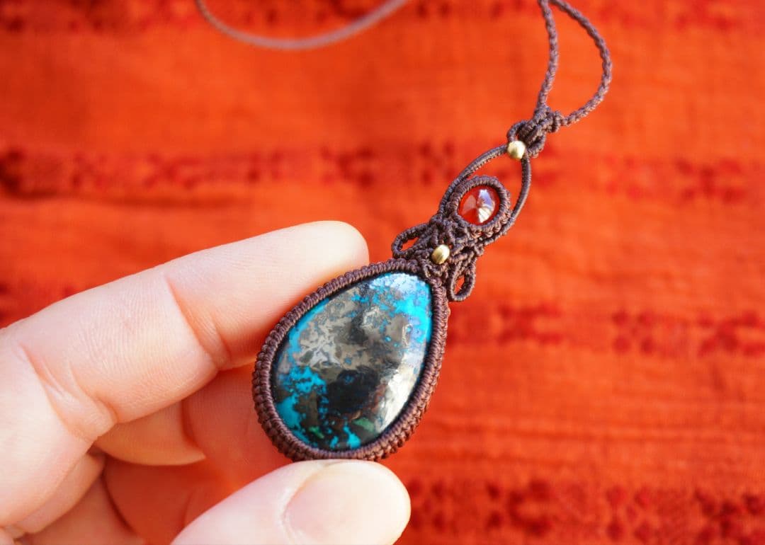 アズライトクリソコラinパイライト　ヘソナイトガーネット　マクラメ　ネックレス