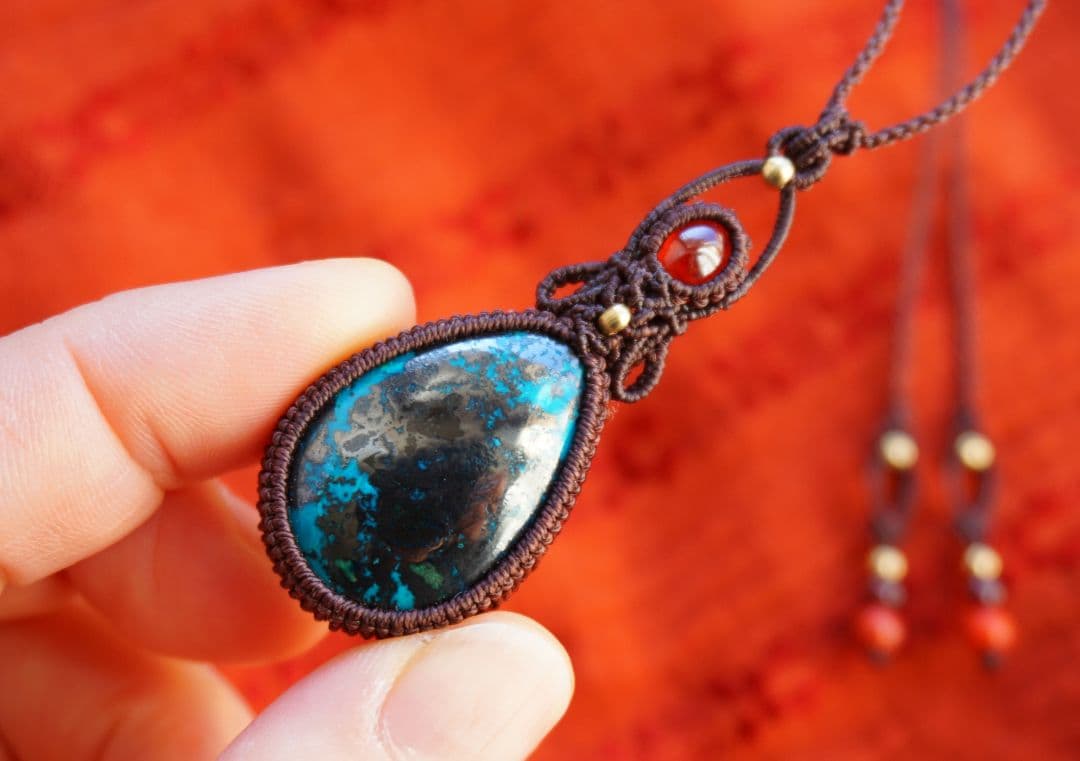 アズライトクリソコラinパイライト　ヘソナイトガーネット　マクラメ　ネックレス