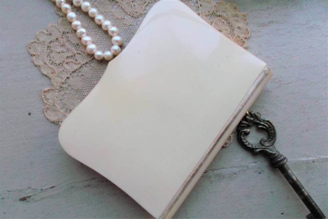 フランスアンティーク■アイボリーの表紙の祈祷書 花 古い本　1915年