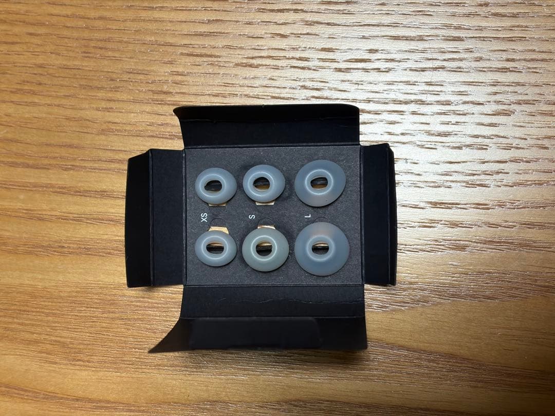 beats studio buds + 付属イヤーピース付き