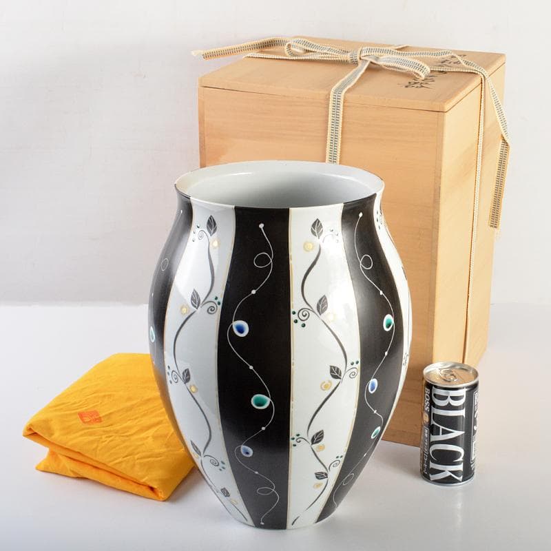 九谷焼　椿窯　吉田洋子作　黒釉金彩　花器　共布共箱　M　R6948B