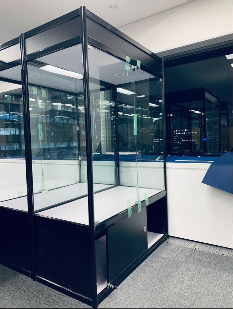 ②特注展示用高級LEDライト付き鍵付／2枚棚／強化ガラスショーケース