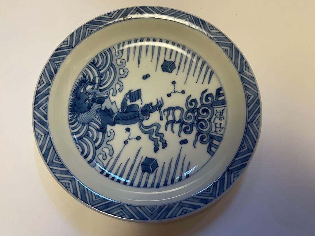 青白磁 龍絵皿 木箱入り陶器の皿。
