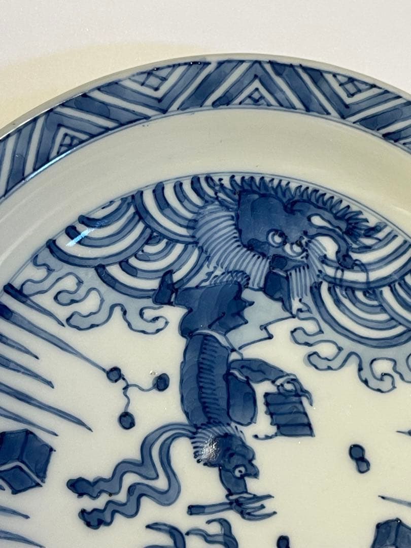 青白磁 龍絵皿 木箱入り陶器の皿。