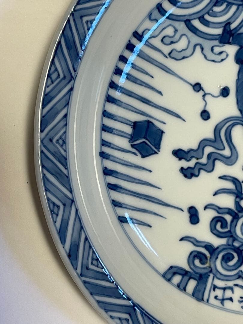 青白磁 龍絵皿 木箱入り陶器の皿。