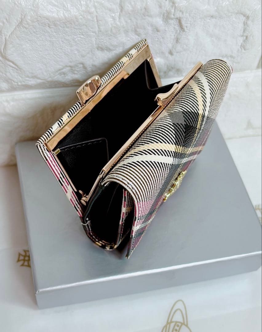 【ショッパー付き◇新品】可愛い ヴィヴィアン・ウエストウッド　三つ折り財布