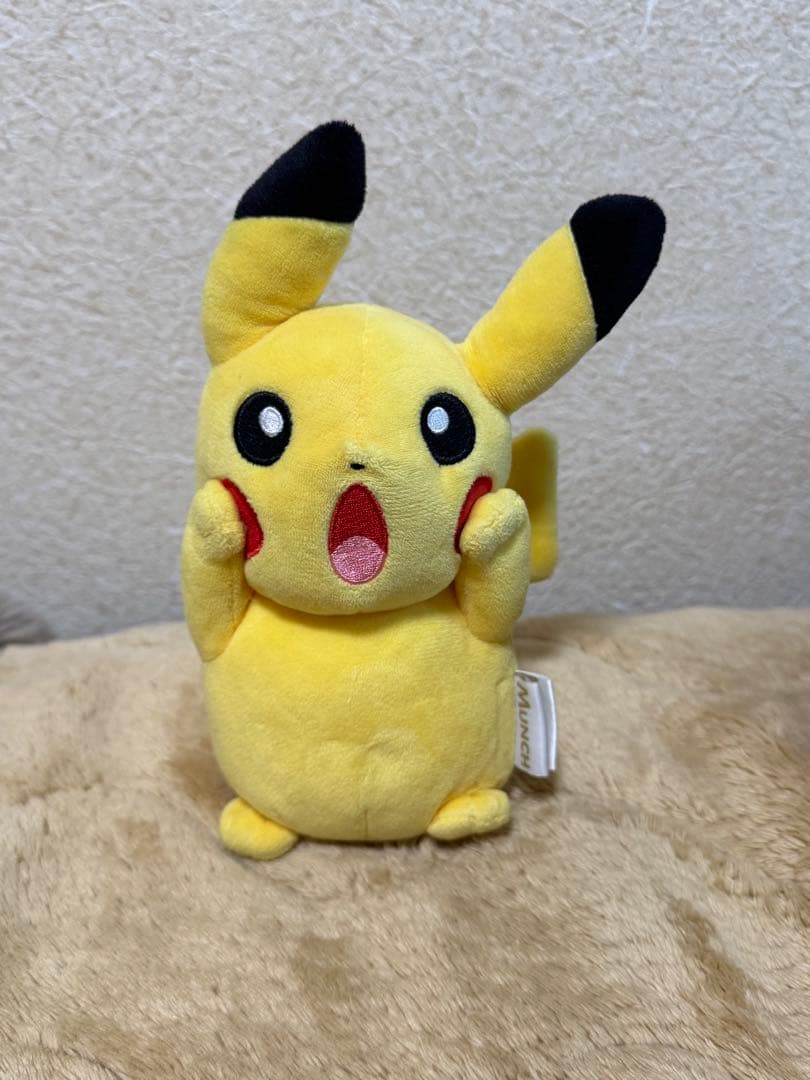 ムンク展　ピカチュウ　ぬいぐるみ