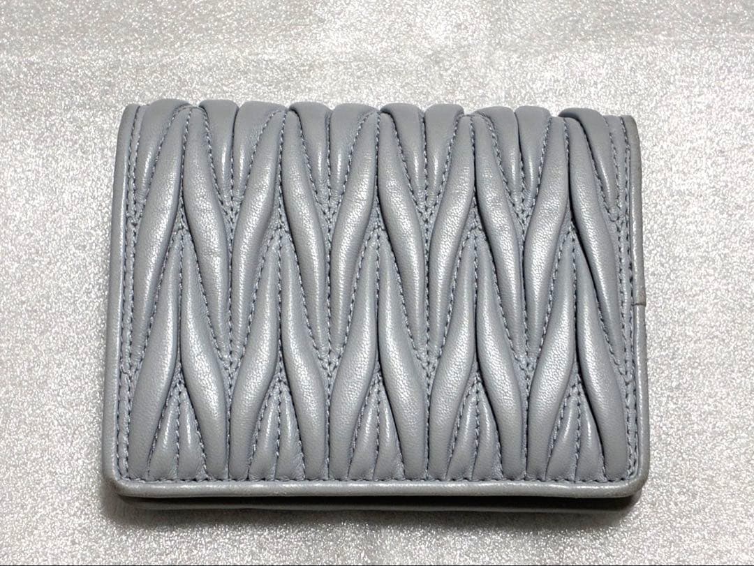 【とみん様】ミュウミュウ MIUMIU マテラッセレザー 折り財布 二つ折り財布