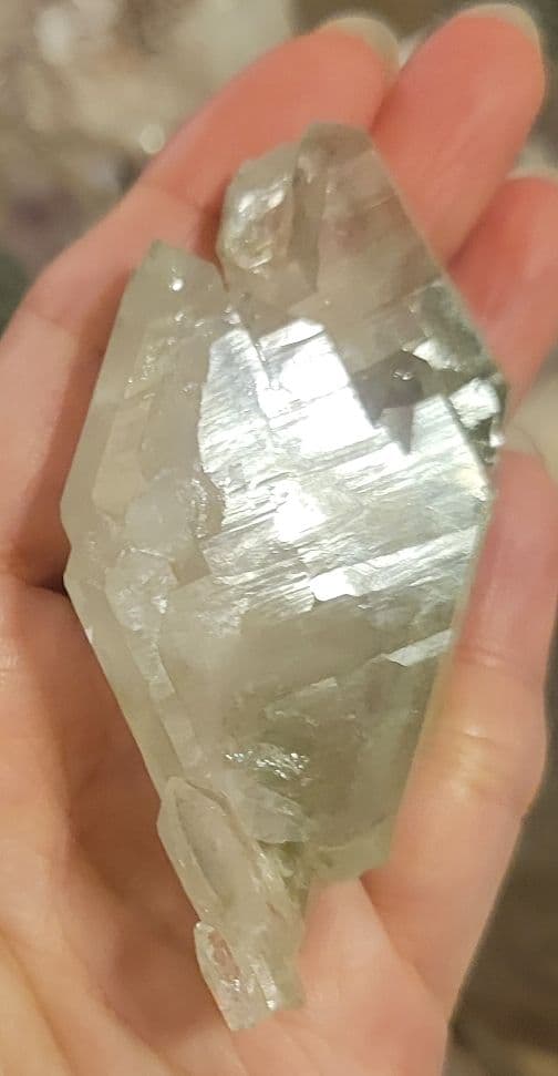 月末特価！神聖　ガネーシュヒマール産 ヒマラヤ水晶ポイント クローライト虹あり