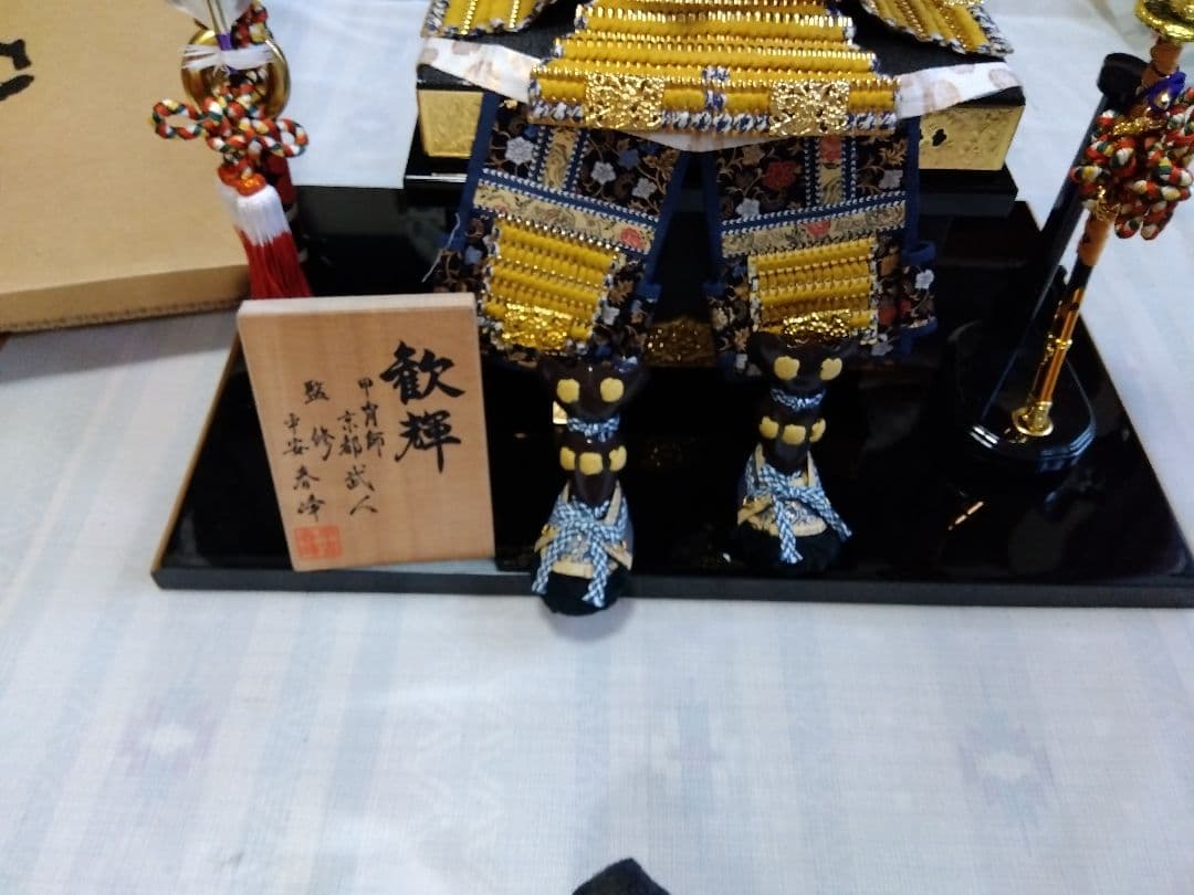 武具の鎧飾り 金色 伝統的なデザイン