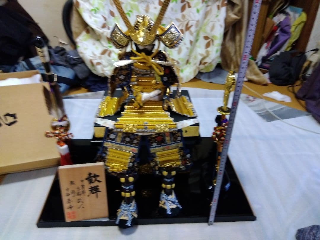 武具の鎧飾り 金色 伝統的なデザイン