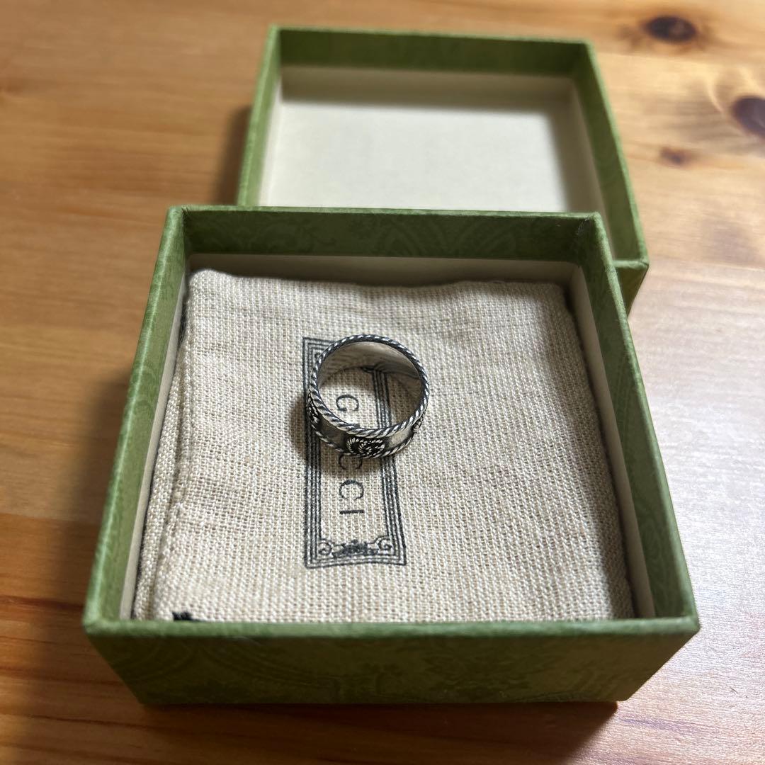 GUCCI シルバーリング ロゴ入り