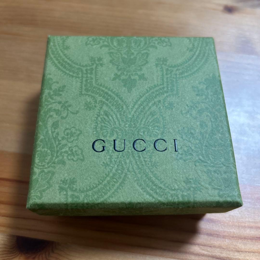GUCCI シルバーリング ロゴ入り
